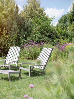 Bader Hotel Garten mit Liegen zum Entspannen