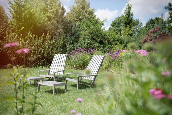 Bader Hotel Garten mit Liegen zum Entspannen