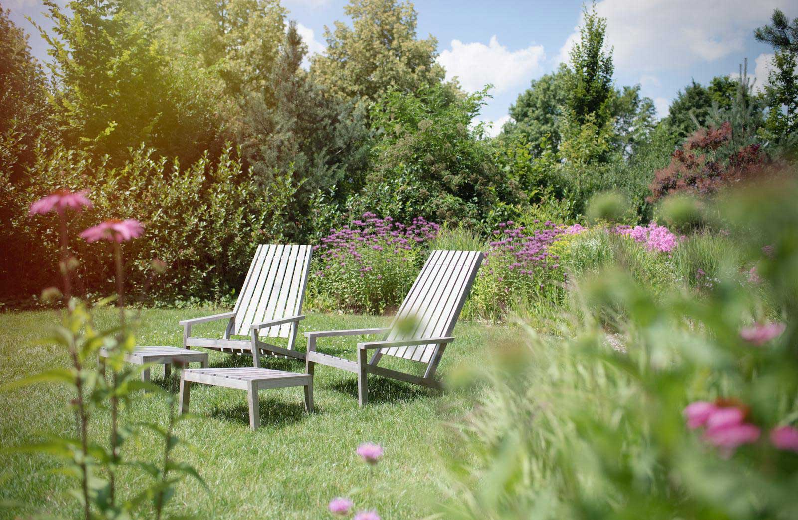 Bader Hotel Garten mit Liegen zum Entspannen