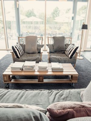 Lobby mit Coffetable Books im Bader Hotel