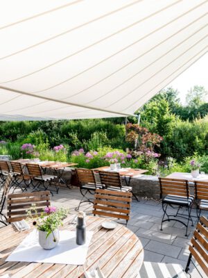 Terrasse des Bader Hotel mit Sonnensegel