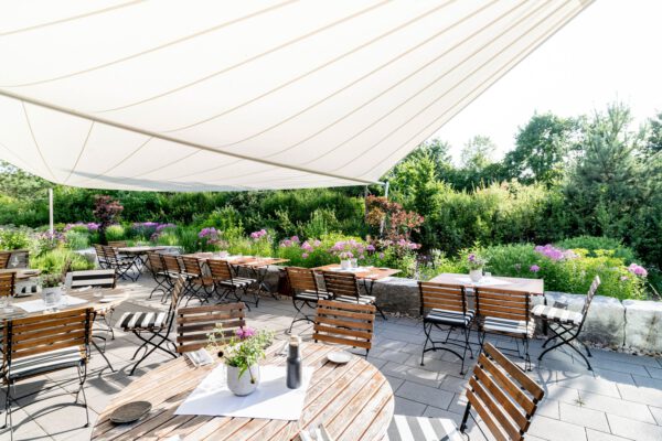 Terrasse des Bader Hotel mit Sonnensegel