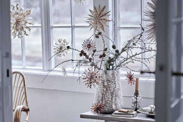 Gesteck mit Weihnachtsdeko