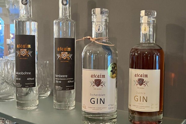 Asciam Gin und Schnaps Flaschen