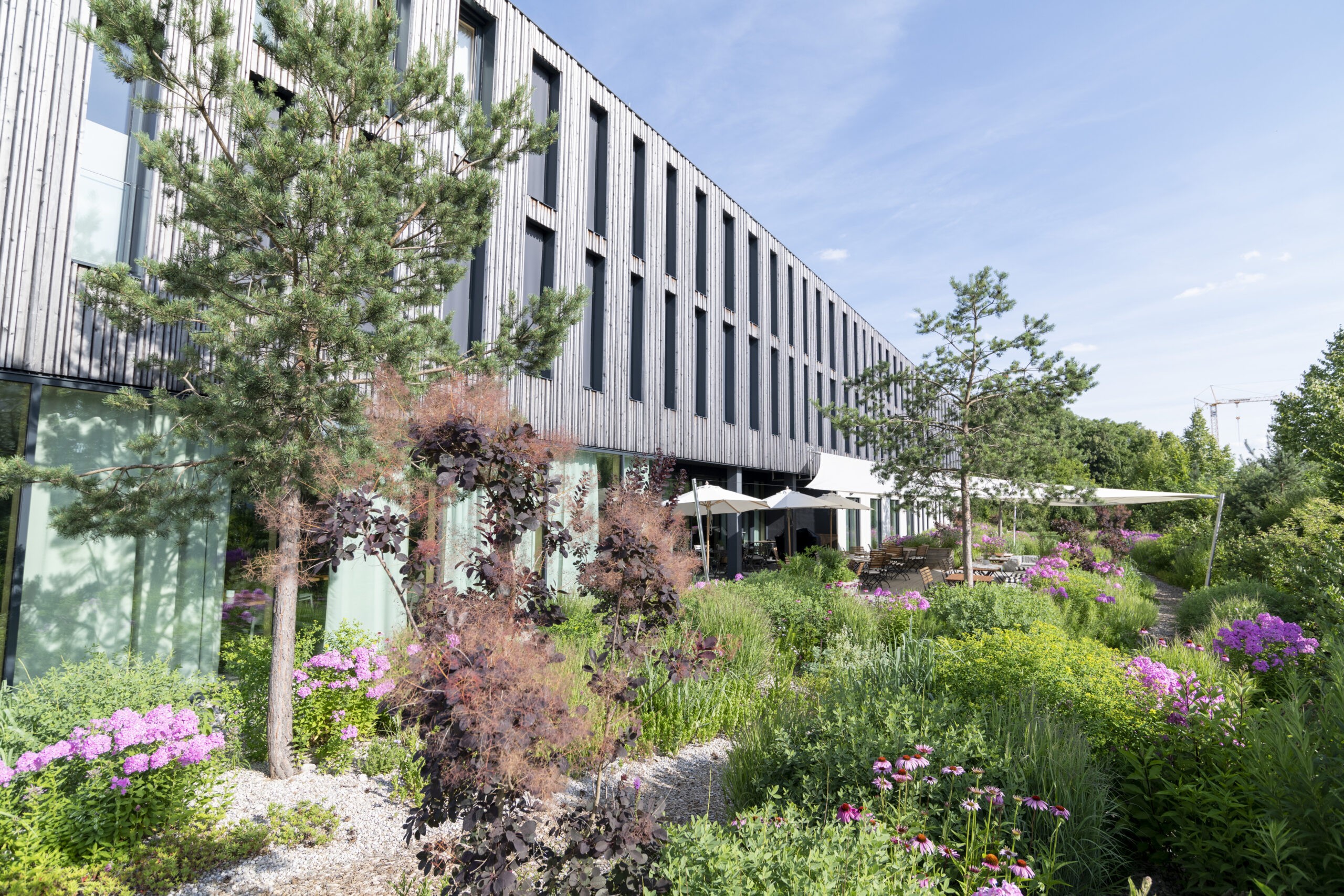 Außenaufnahme Hotel mit Terrasse und blühendem Garten