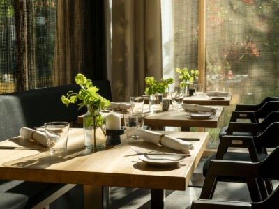 eingedeckte Tische im Restaurant