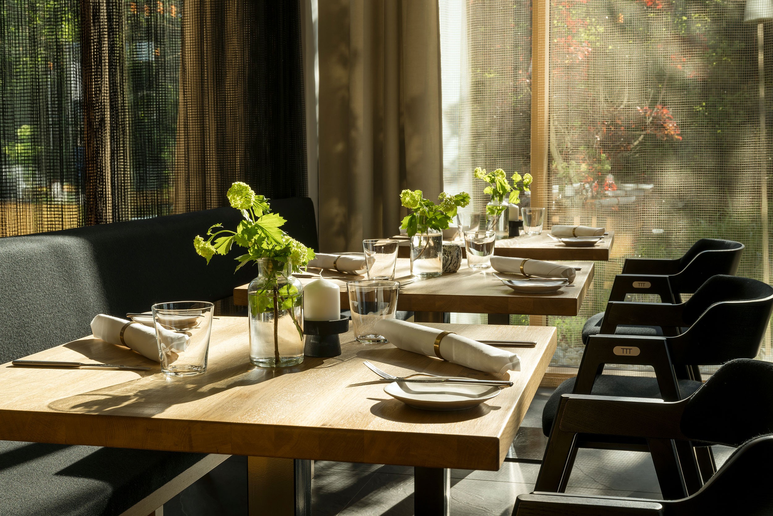 eingedeckte Tische im Restaurant