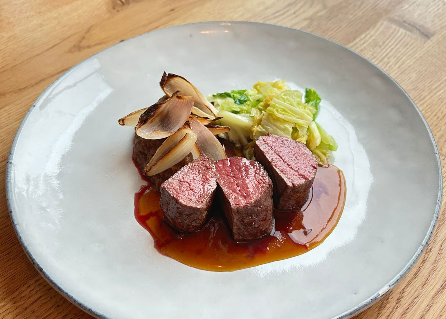 Tellergericht mit Wirsing und Hirschrücken